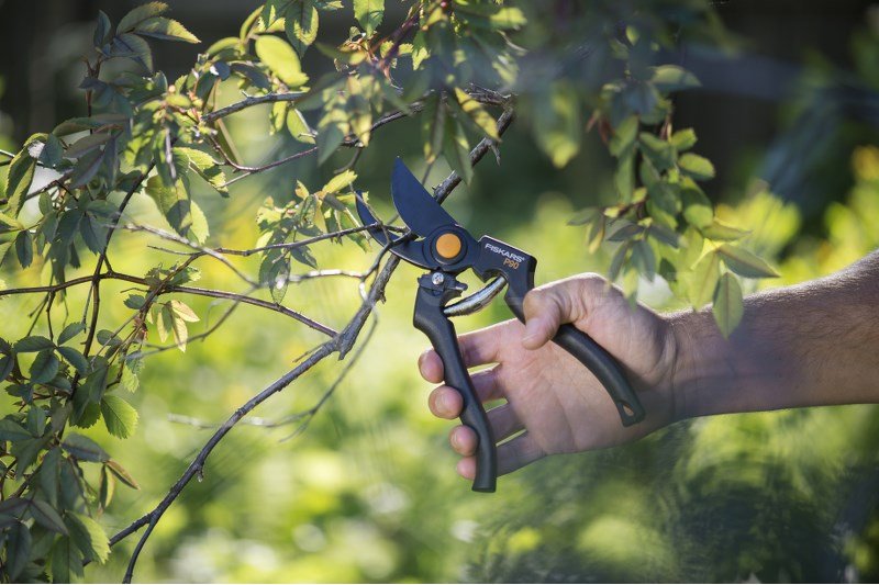 FISKARS nožnice záhradné profesionálne P90