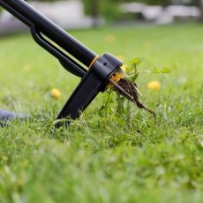 FISKARS Xact vytrhávač plevele