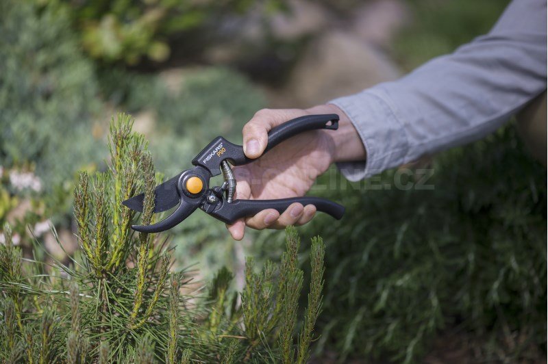 FISKARS nožnice záhradné profesionálne P90